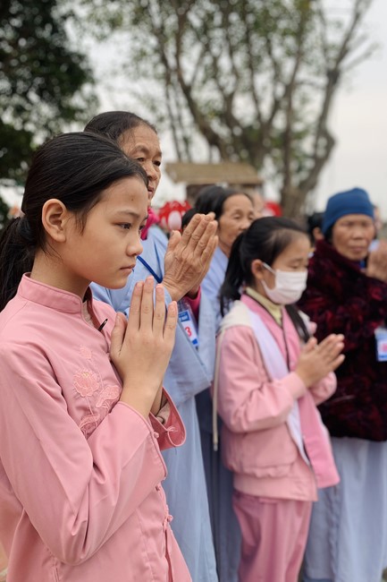 Year End Retreat, a past year closing rite, giving Tet gifts at Dong Cao pagoda