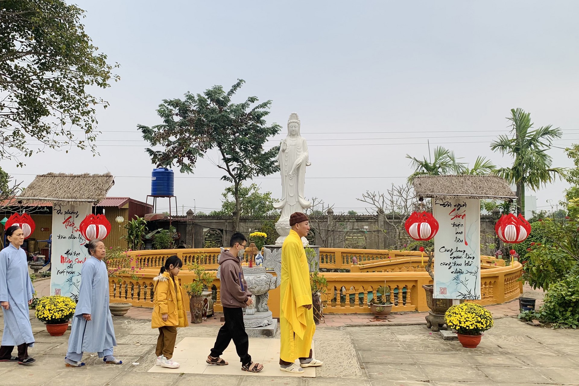 Year End Retreat, a past year closing rite, giving Tet gifts at Dong Cao pagoda