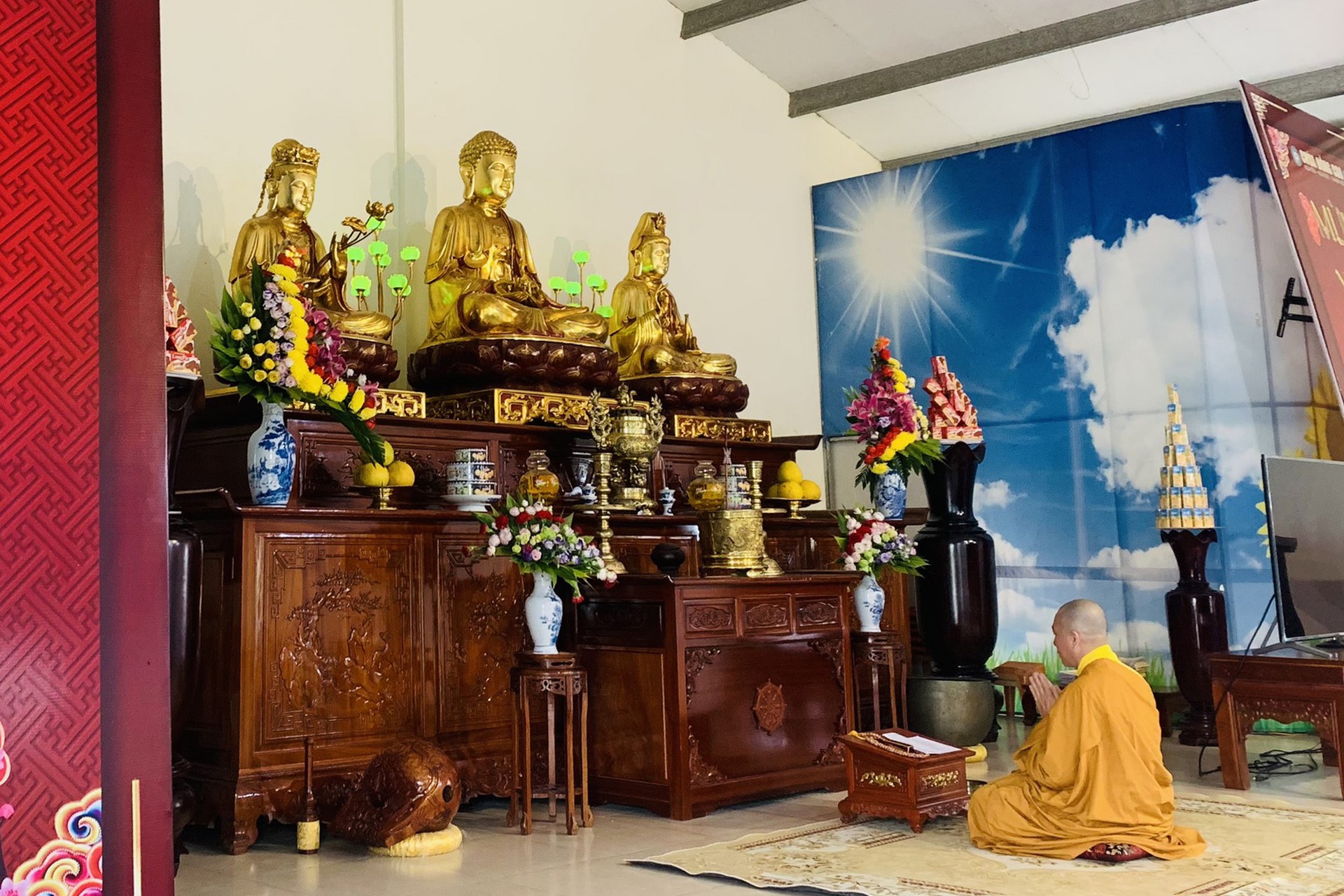 Year End Retreat, a past year closing rite, giving Tet gifts at Dong Cao pagoda