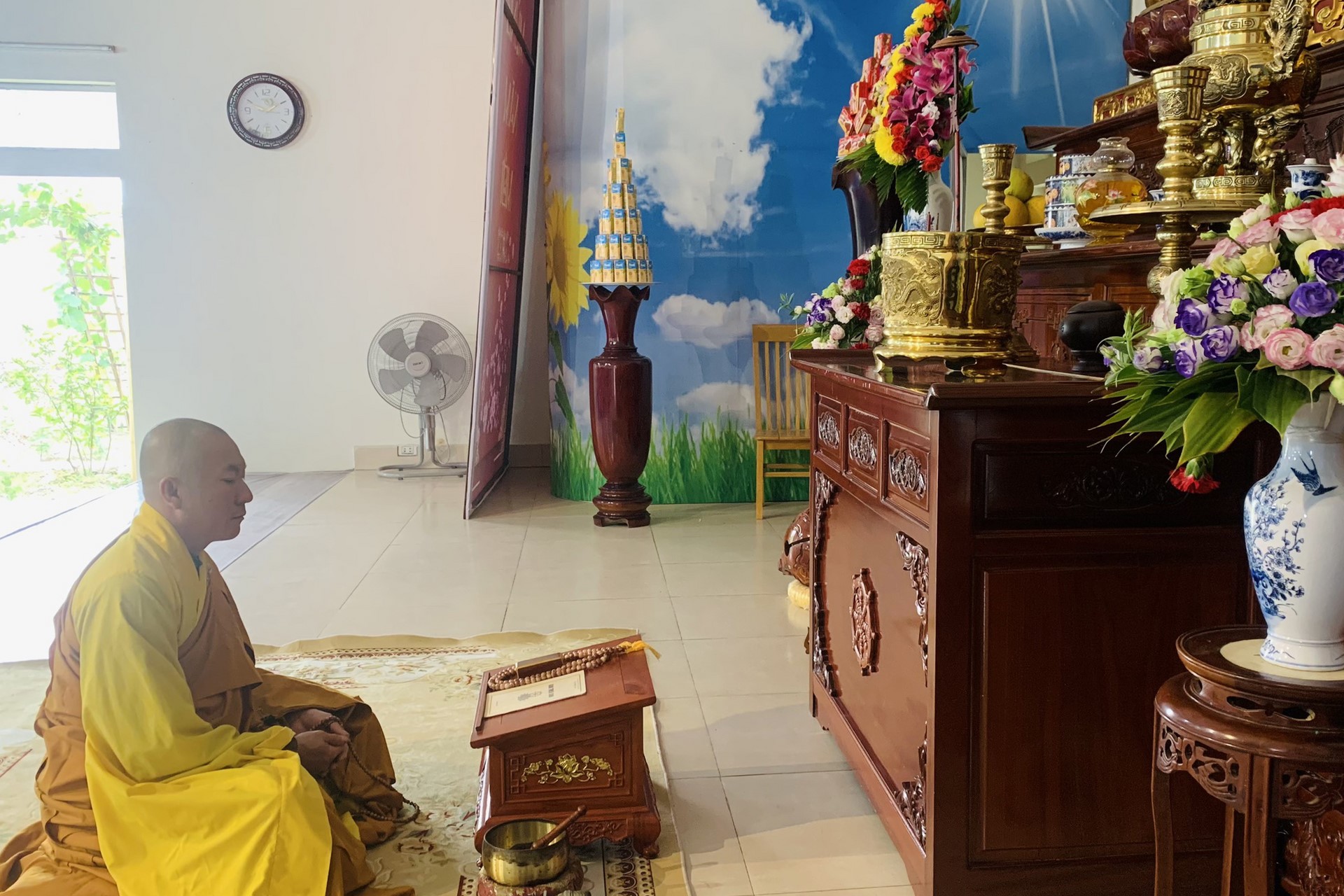 Year End Retreat, a past year closing rite, giving Tet gifts at Dong Cao pagoda