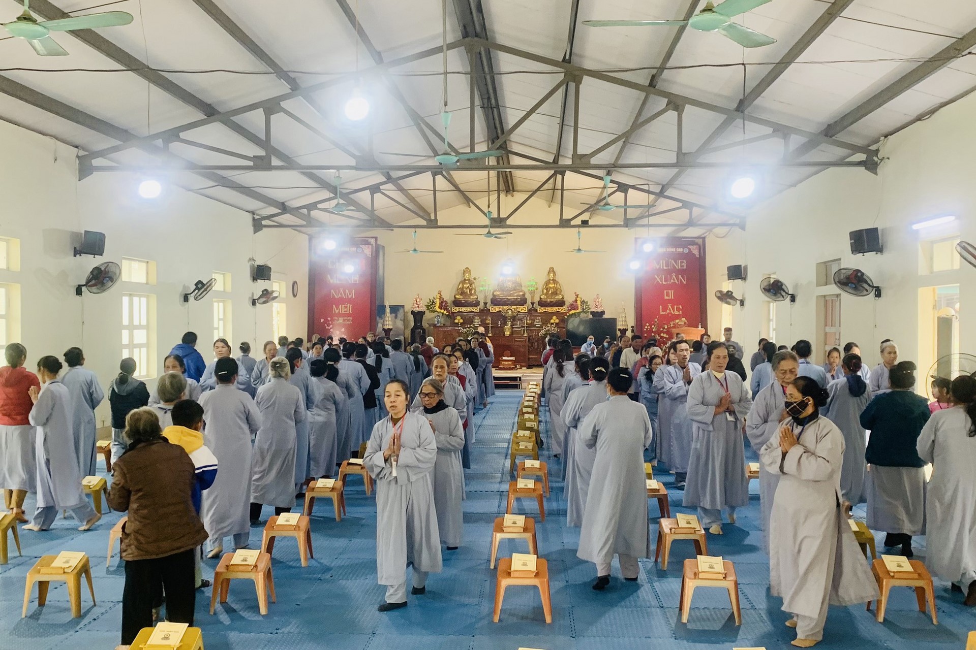 Year End Retreat, a past year closing rite, giving Tet gifts at Dong Cao pagoda