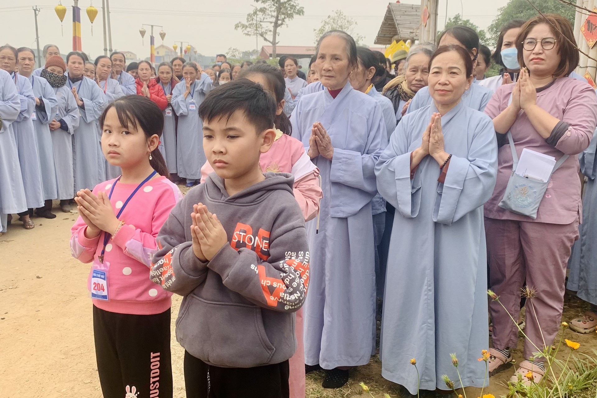 Year End Retreat, a past year closing rite, giving Tet gifts at Dong Cao pagoda