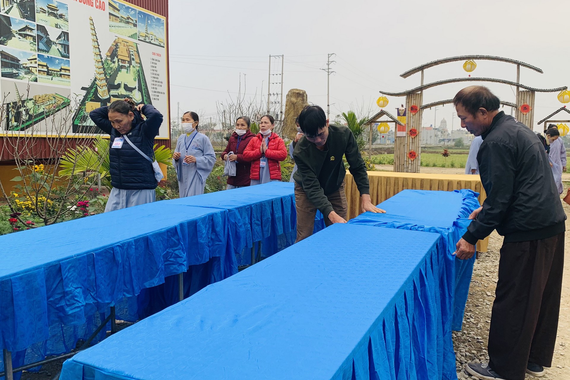 Year End Retreat, a past year closing rite, giving Tet gifts at Dong Cao pagoda