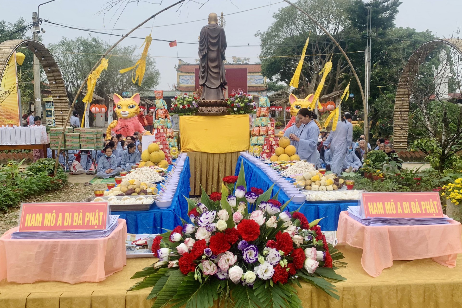 Year End Retreat, a past year closing rite, giving Tet gifts at Dong Cao pagoda