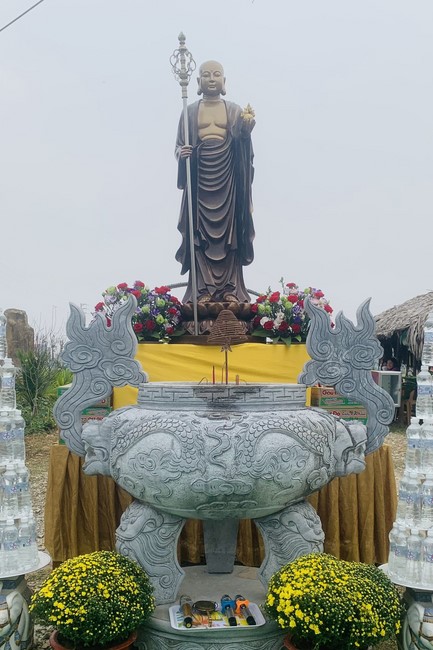 Year End Retreat, a past year closing rite, giving Tet gifts at Dong Cao pagoda