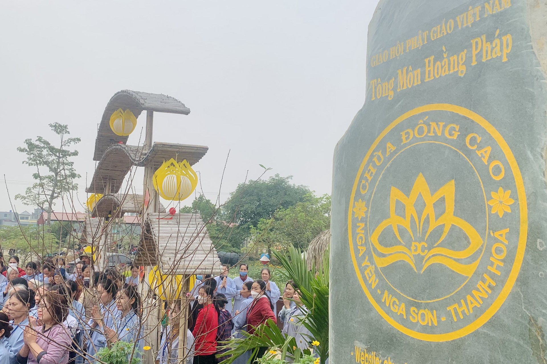 Year End Retreat, a past year closing rite, giving Tet gifts at Dong Cao pagoda