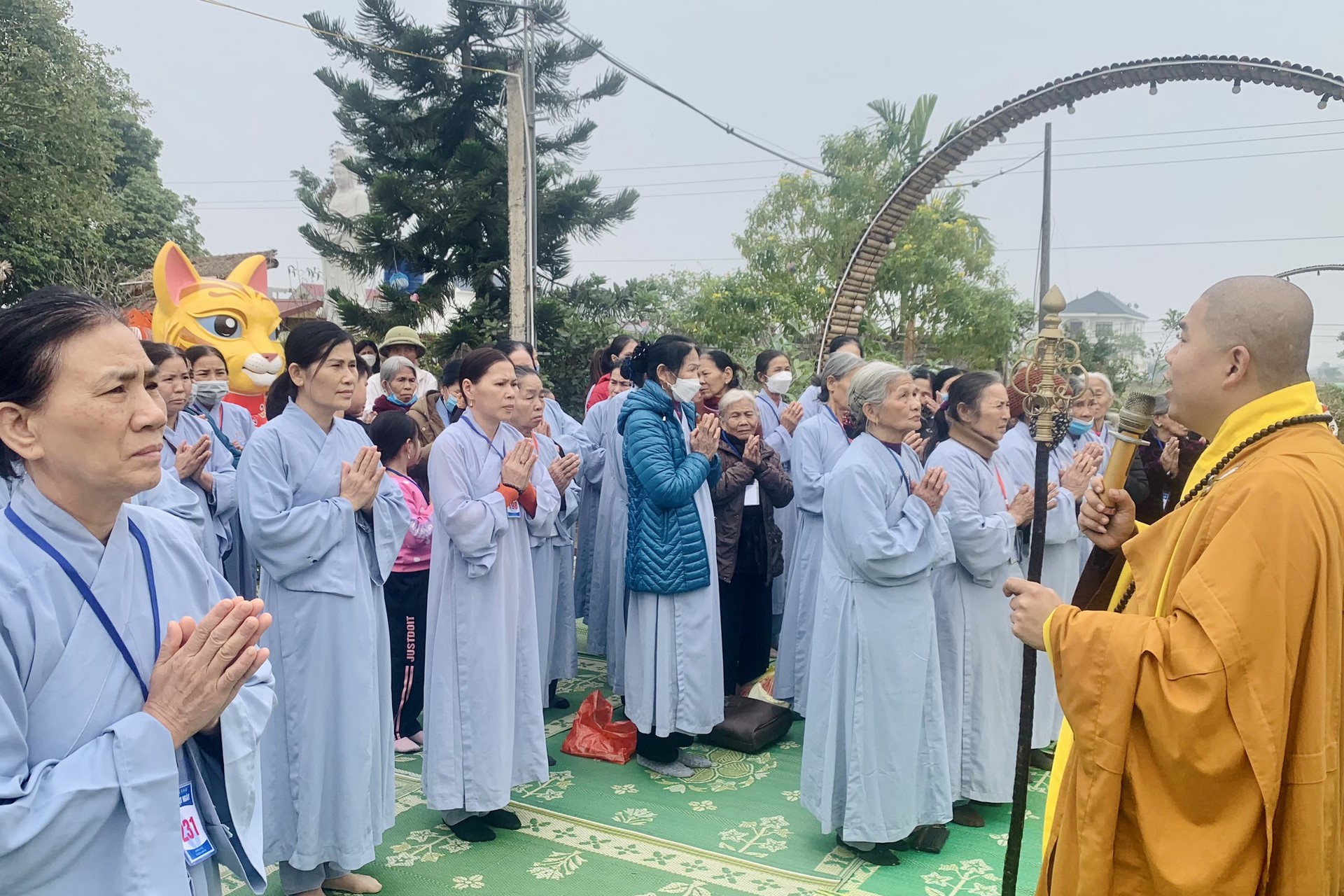 Year End Retreat, a past year closing rite, giving Tet gifts at Dong Cao pagoda