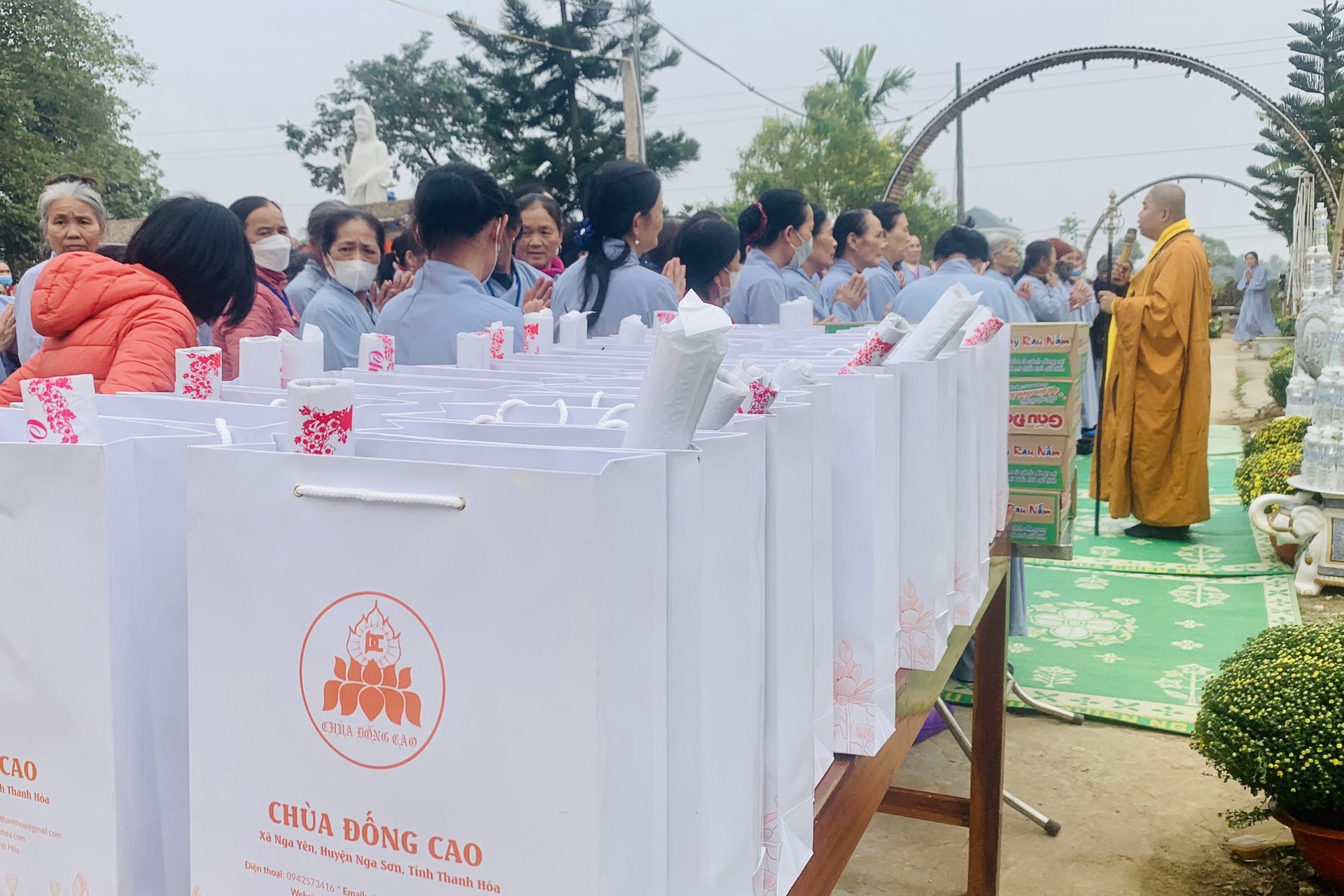 Year End Retreat, a past year closing rite, giving Tet gifts at Dong Cao pagoda