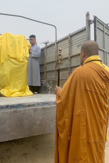Year End Retreat, a past year closing rite, giving Tet gifts at Dong Cao pagoda