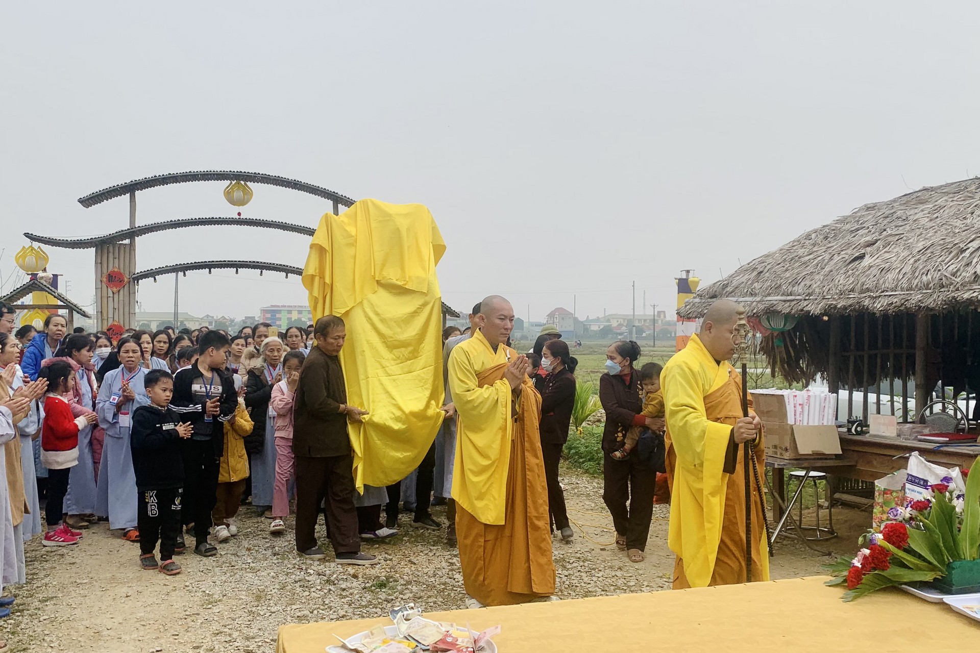 Year End Retreat, a past year closing rite, giving Tet gifts at Dong Cao pagoda