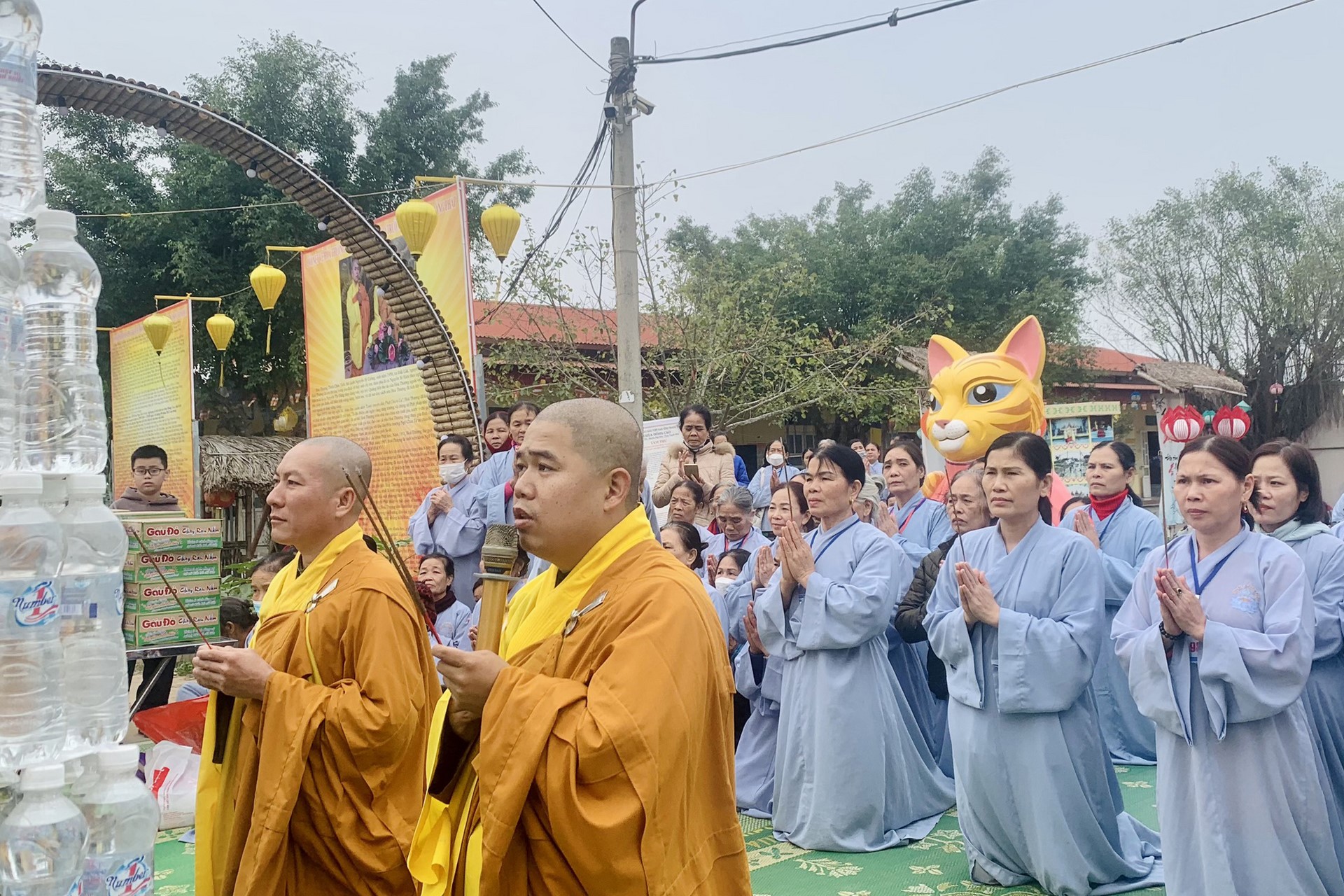 Year End Retreat, a past year closing rite, giving Tet gifts at Dong Cao pagoda