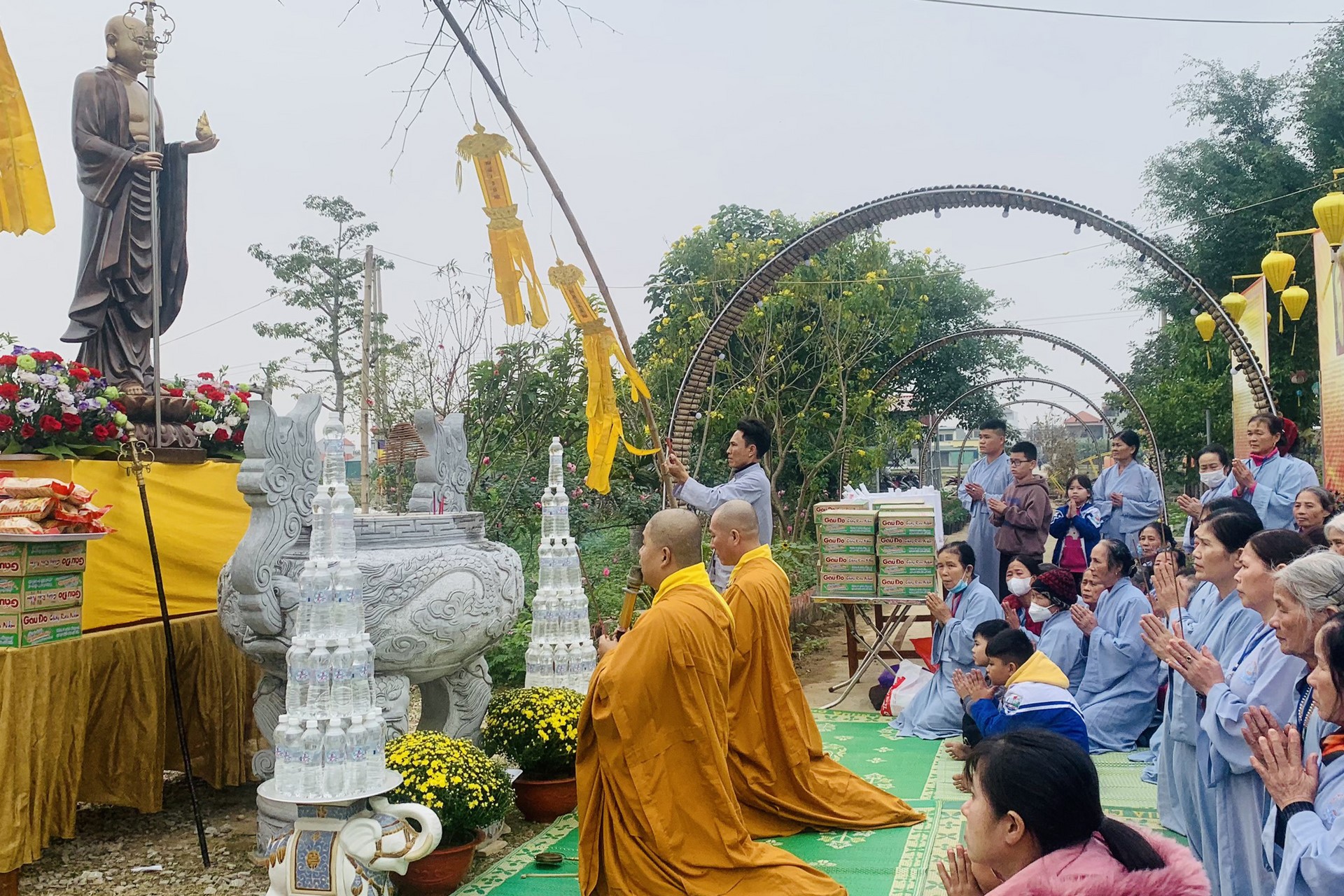 Year End Retreat, a past year closing rite, giving Tet gifts at Dong Cao pagoda