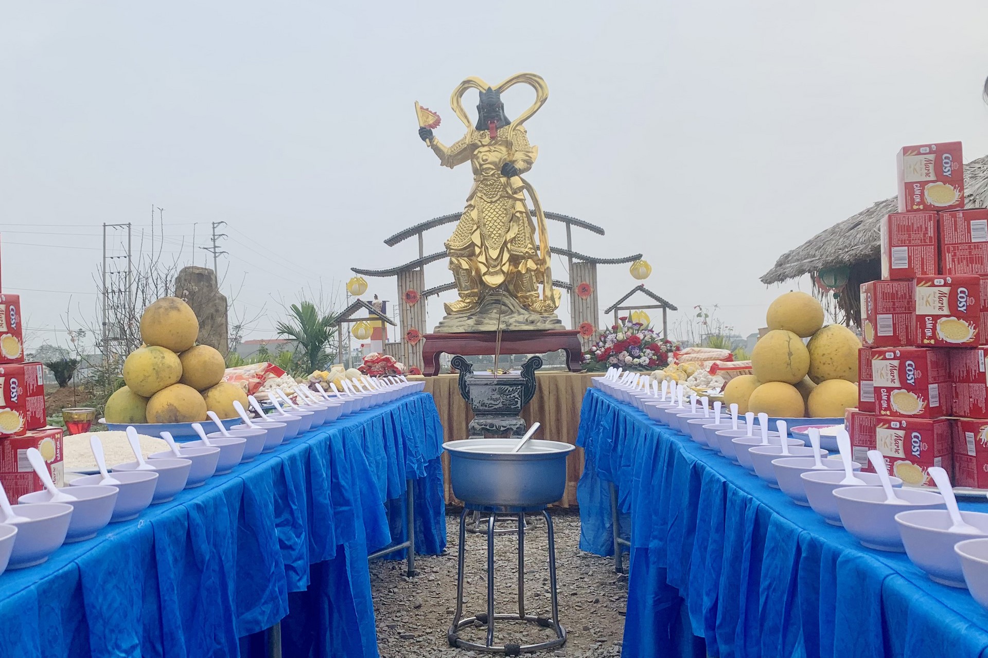 Year End Retreat, a past year closing rite, giving Tet gifts at Dong Cao pagoda