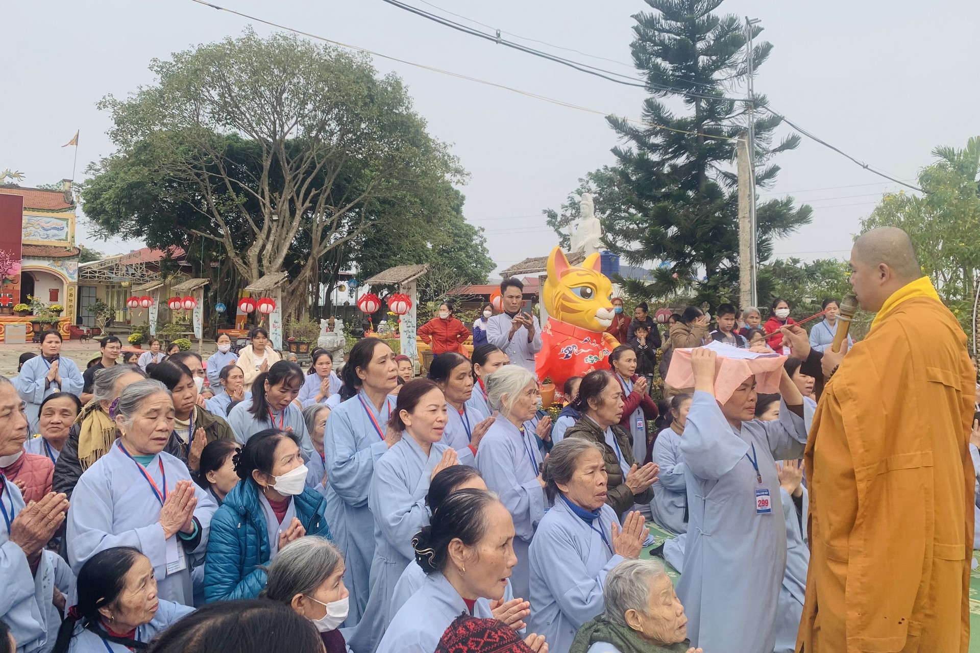 Year End Retreat, a past year closing rite, giving Tet gifts at Dong Cao pagoda