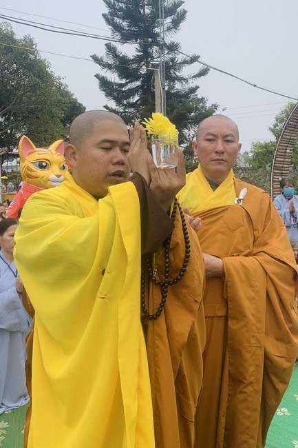 Year End Retreat, a past year closing rite, giving Tet gifts at Dong Cao pagoda
