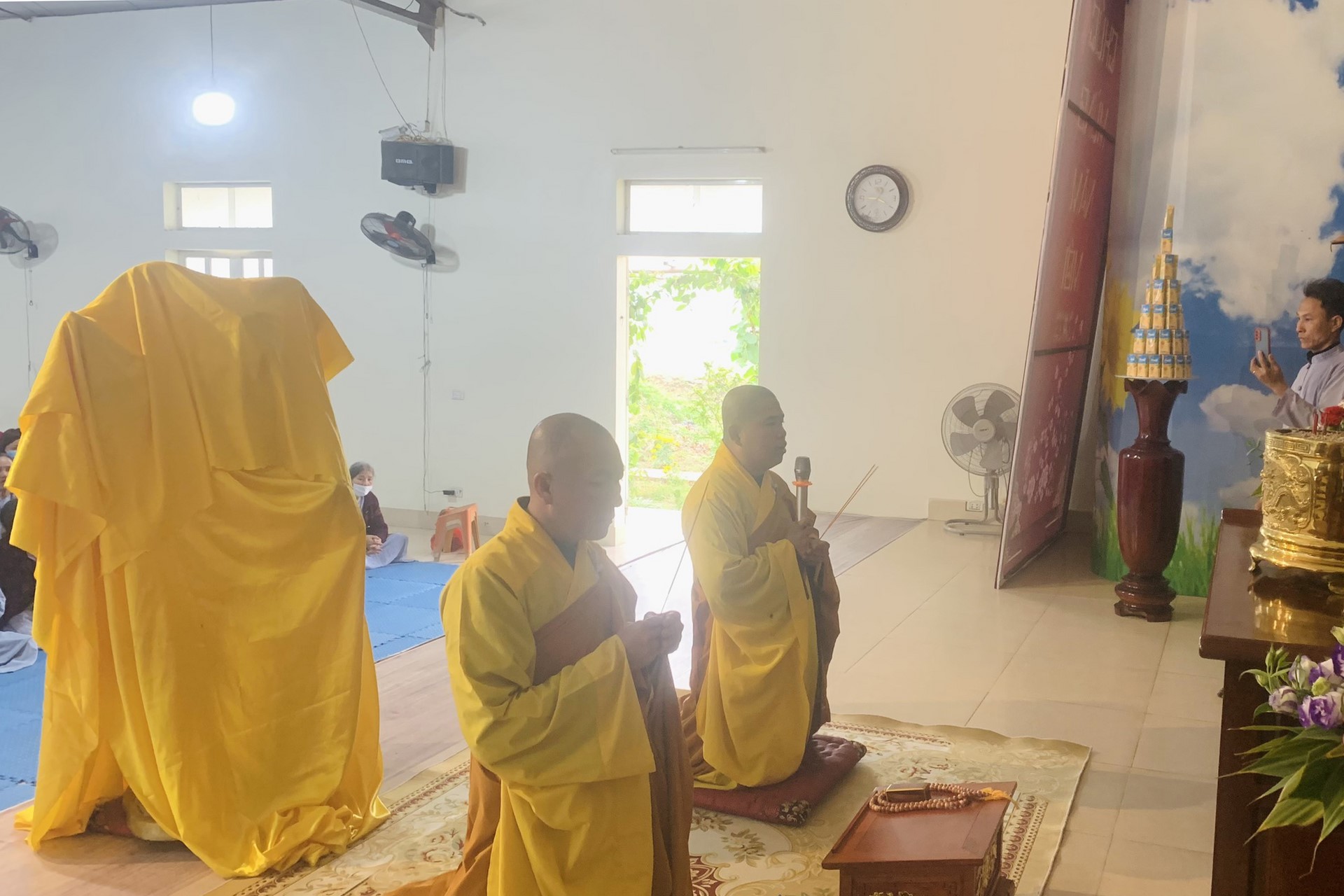 Year End Retreat, a past year closing rite, giving Tet gifts at Dong Cao pagoda