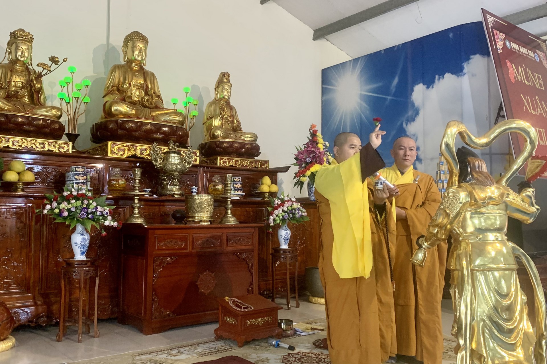 Year End Retreat, a past year closing rite, giving Tet gifts at Dong Cao pagoda