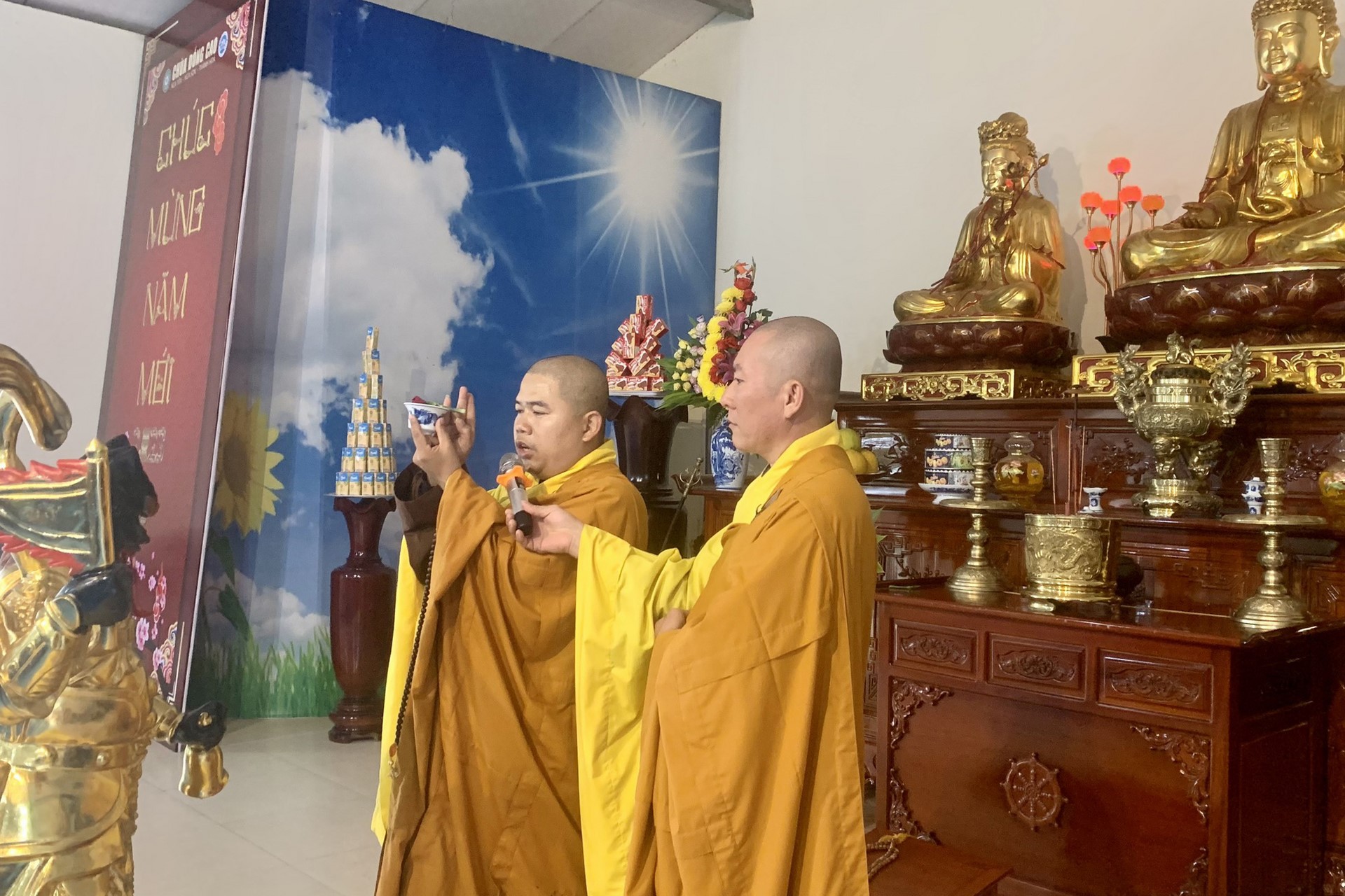 Year End Retreat, a past year closing rite, giving Tet gifts at Dong Cao pagoda