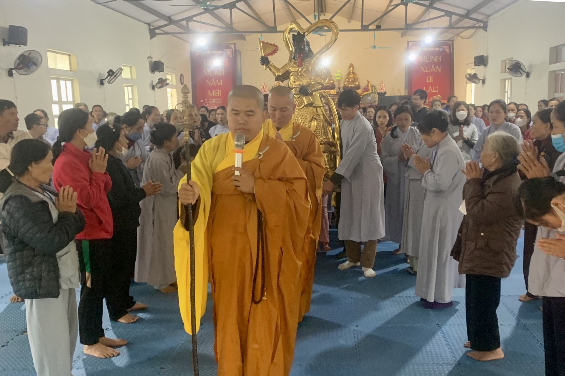 Year End Retreat, a past year closing rite, giving Tet gifts at Dong Cao pagoda