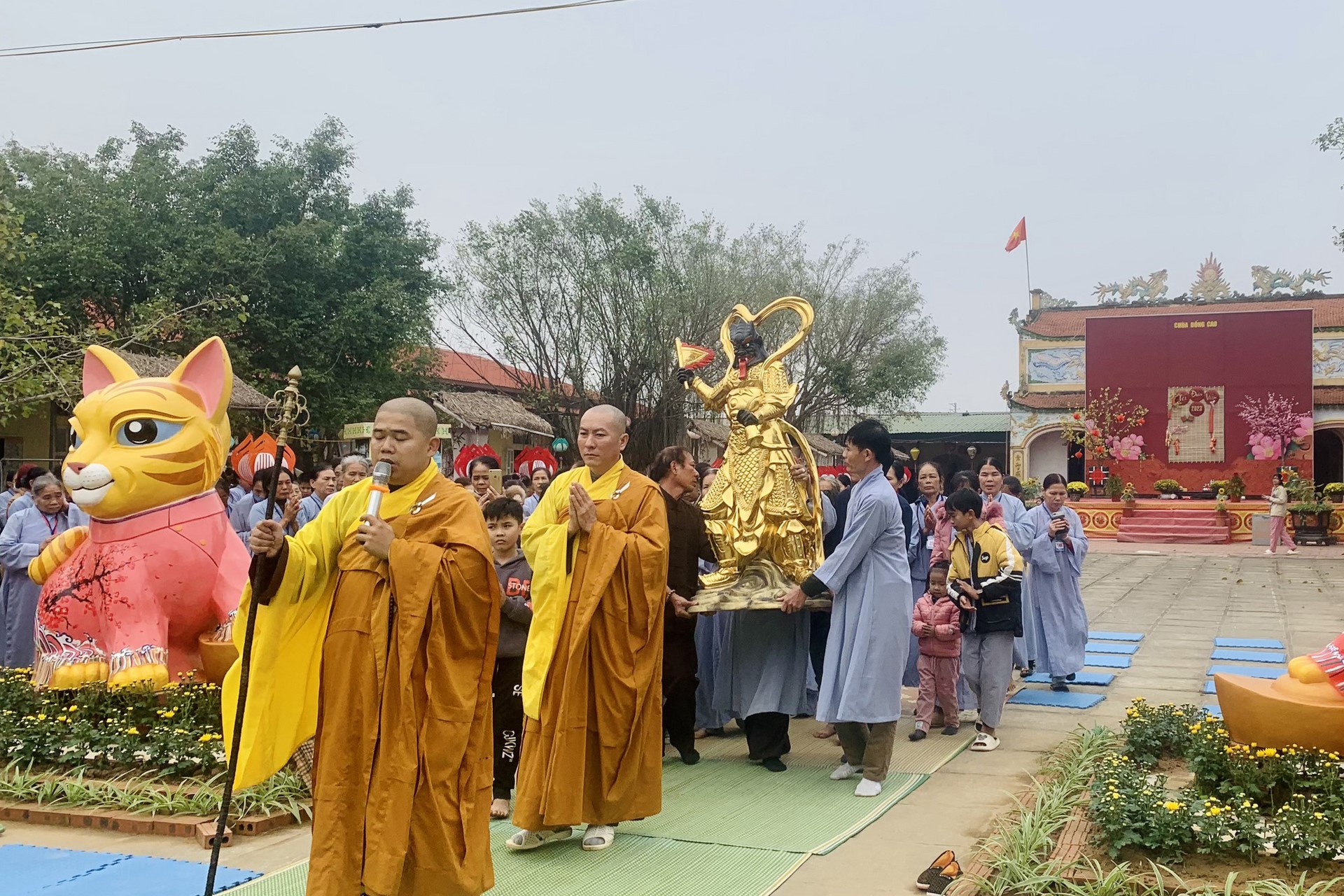 Year End Retreat, a past year closing rite, giving Tet gifts at Dong Cao pagoda