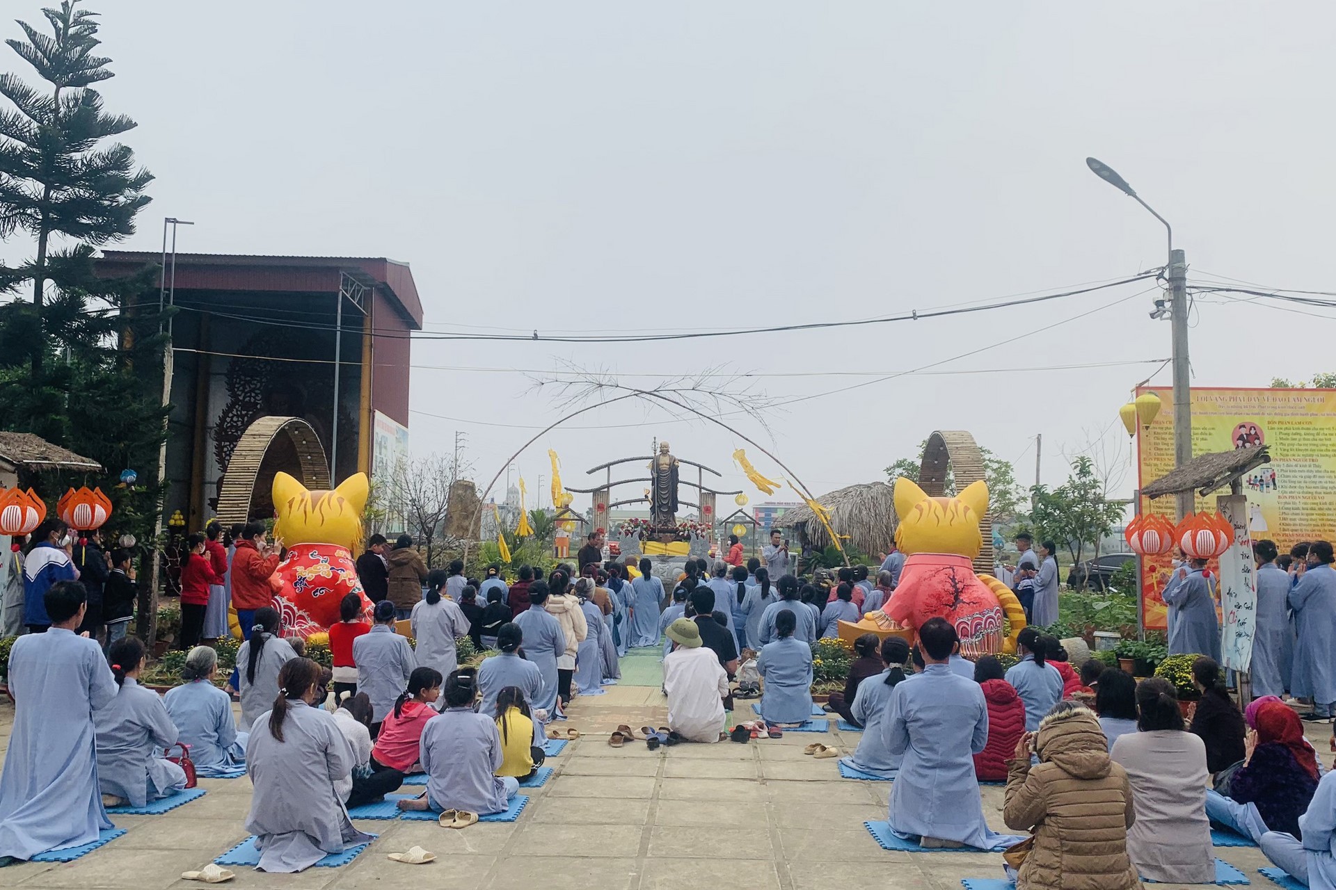 Year End Retreat, a past year closing rite, giving Tet gifts at Dong Cao pagoda