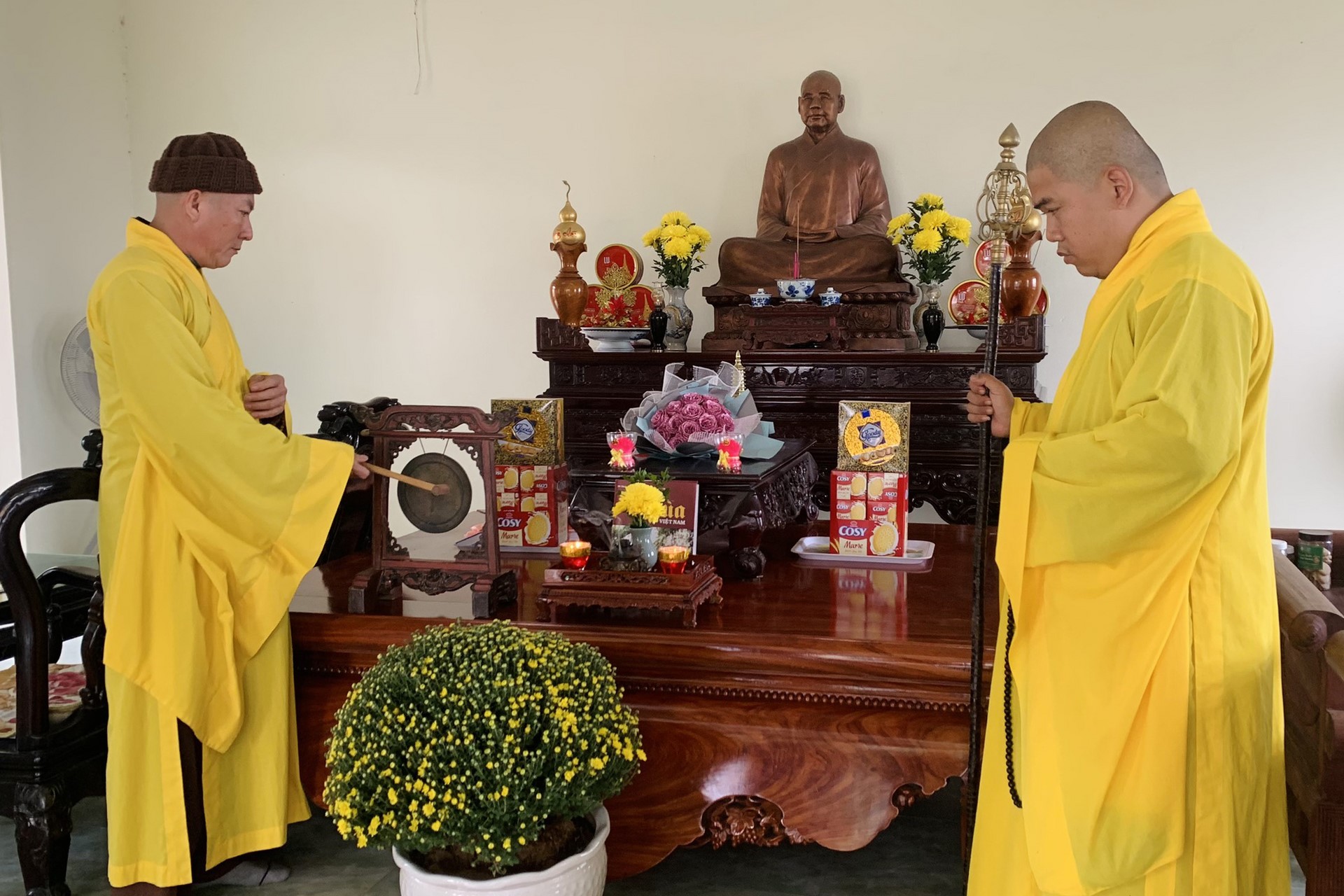 Year End Retreat, a past year closing rite, giving Tet gifts at Dong Cao pagoda