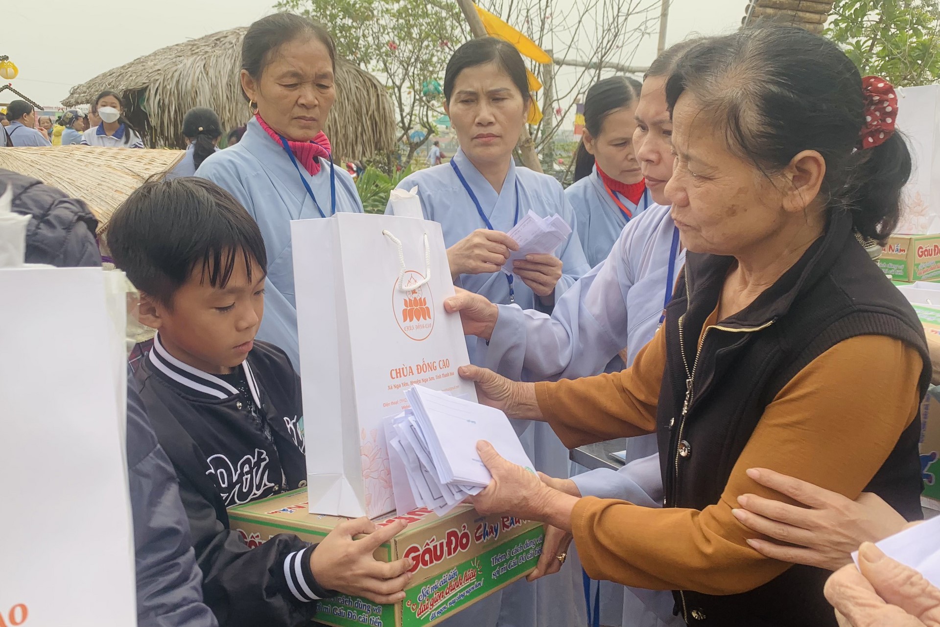Year End Retreat, a past year closing rite, giving Tet gifts at Dong Cao pagoda