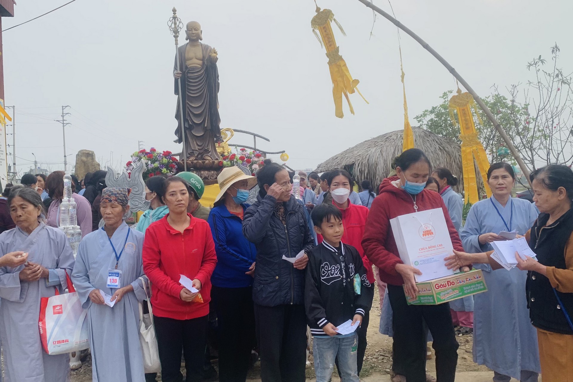 Year End Retreat, a past year closing rite, giving Tet gifts at Dong Cao pagoda