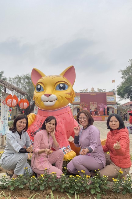 Year End Retreat, a past year closing rite, giving Tet gifts at Dong Cao pagoda