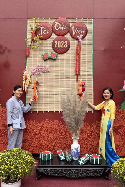 Year End Retreat, a past year closing rite, giving Tet gifts at Dong Cao pagoda