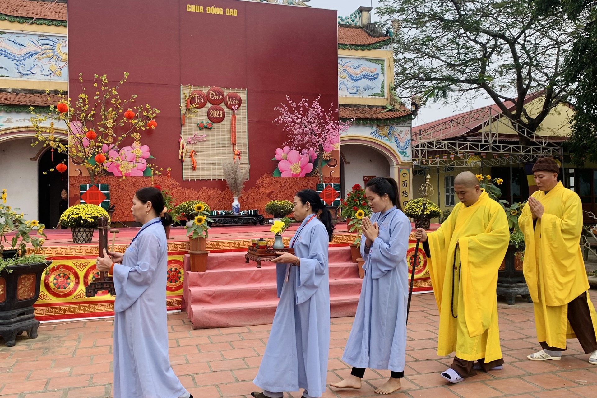 Year End Retreat, a past year closing rite, giving Tet gifts at Dong Cao pagoda