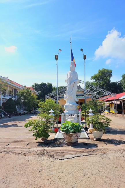 Donating to Gia Lai – Ninh Thuận – Bình Thuận Buddhist Intermediate School from Ngo Chan Tu Education Talent Monk Fund