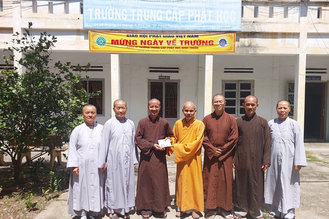 Donating to Gia Lai – Ninh Thuận – Bình Thuận Buddhist Intermediate School from Ngo Chan Tu Education Talent Monk Fund