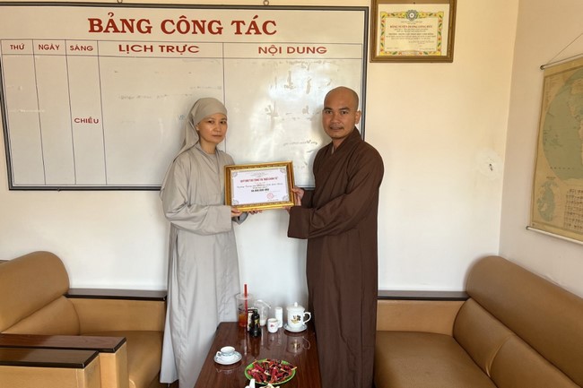 Donating to Lam Dong province’s Buddhist Intermediate School from NCT Education Talent Monk Fund