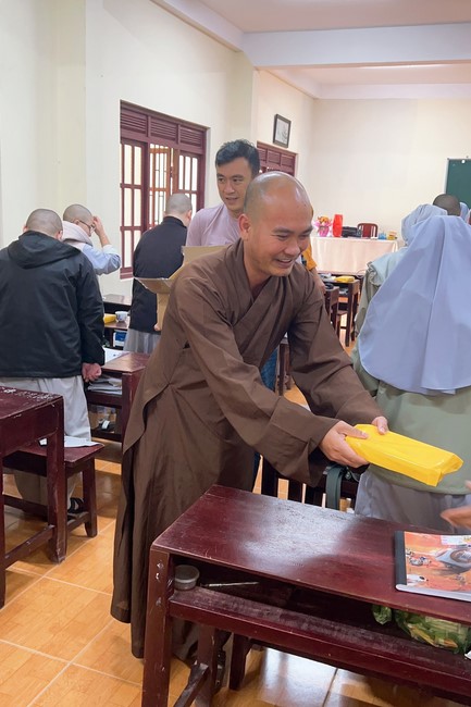 Donating to Lam Dong province’s Buddhist Intermediate School from NCT Education Talent Monk Fund