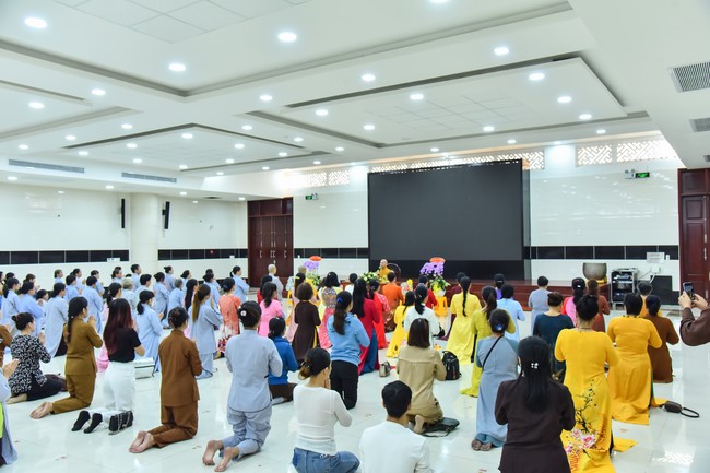 Nhóm Hiểu và Thương: trang nghiêm đảnh lễ khánh tuế Hòa thượng Đạo trưởng