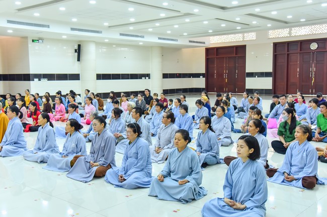 Nhóm Hiểu và Thương: trang nghiêm đảnh lễ khánh tuế Hòa thượng Đạo trưởng