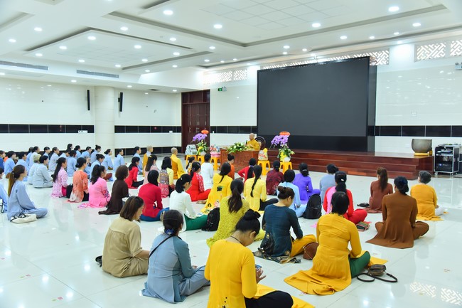 Nhóm Hiểu và Thương: trang nghiêm đảnh lễ khánh tuế Hòa thượng Đạo trưởng