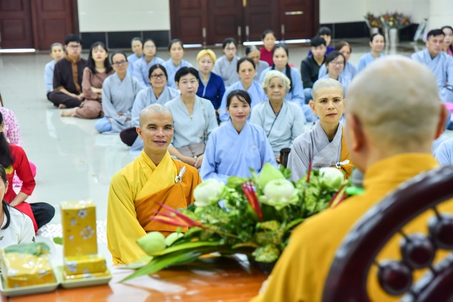 Nhóm Hiểu và Thương: trang nghiêm đảnh lễ khánh tuế Hòa thượng Đạo trưởng