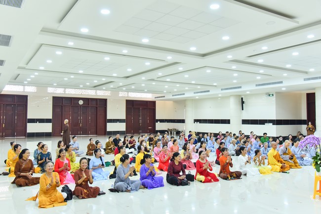 Nhóm Hiểu và Thương: trang nghiêm đảnh lễ khánh tuế Hòa thượng Đạo trưởng