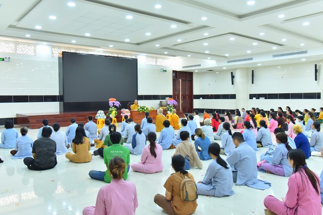 Nhóm Hiểu và Thương: trang nghiêm đảnh lễ khánh tuế Hòa thượng Đạo trưởng