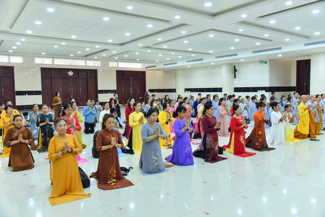 Nhóm Hiểu và Thương: trang nghiêm đảnh lễ khánh tuế Hòa thượng Đạo trưởng