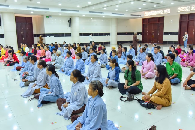 Nhóm Hiểu và Thương: trang nghiêm đảnh lễ khánh tuế Hòa thượng Đạo trưởng