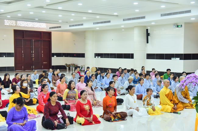 Nhóm Hiểu và Thương: trang nghiêm đảnh lễ khánh tuế Hòa thượng Đạo trưởng