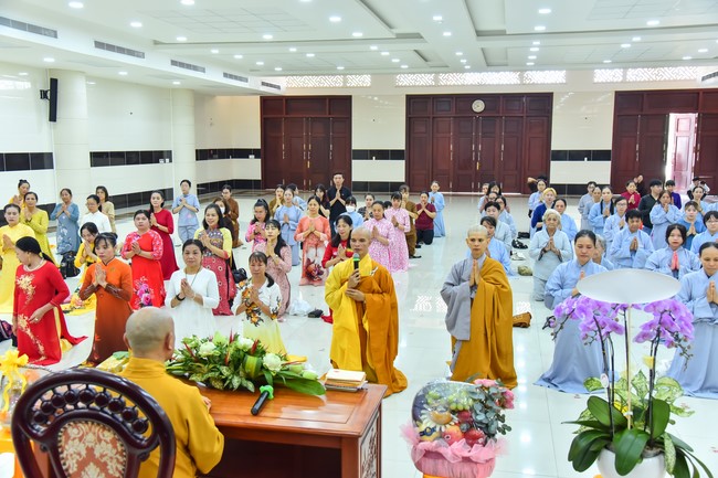 Nhóm Hiểu và Thương: trang nghiêm đảnh lễ khánh tuế Hòa thượng Đạo trưởng