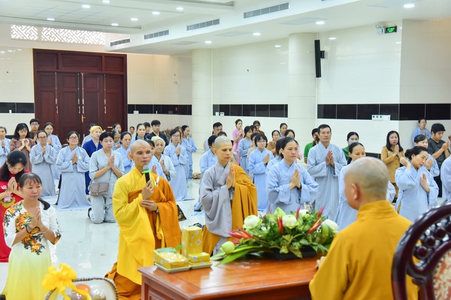 Nhóm Hiểu và Thương: trang nghiêm đảnh lễ khánh tuế Hòa thượng Đạo trưởng