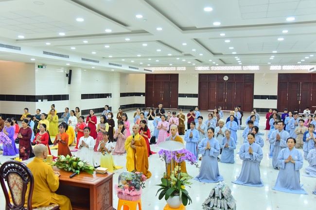 Nhóm Hiểu và Thương: trang nghiêm đảnh lễ khánh tuế Hòa thượng Đạo trưởng