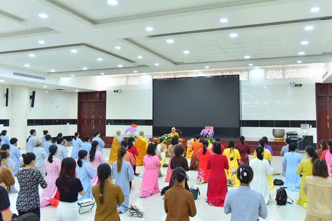 Nhóm Hiểu và Thương: trang nghiêm đảnh lễ khánh tuế Hòa thượng Đạo trưởng