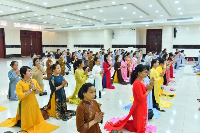 Nhóm Hiểu và Thương: trang nghiêm đảnh lễ khánh tuế Hòa thượng Đạo trưởng