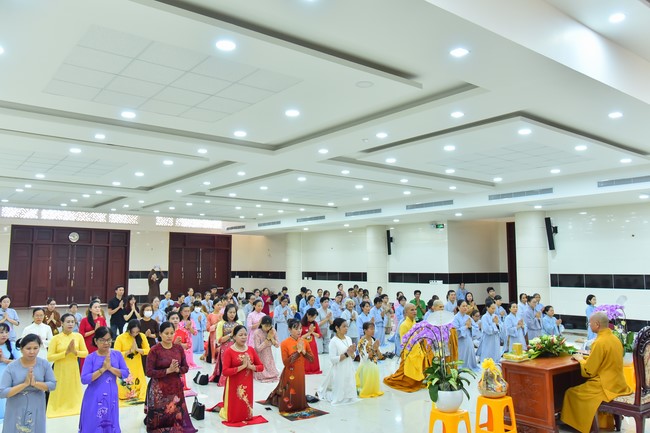 Nhóm Hiểu và Thương: trang nghiêm đảnh lễ khánh tuế Hòa thượng Đạo trưởng